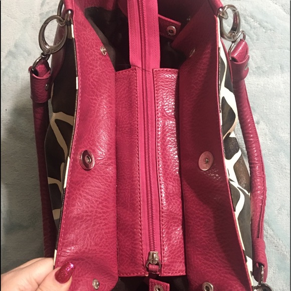 🎉HP🎉 Giraffe Print Purse with Hot Pink accents - Picture 3 of 5